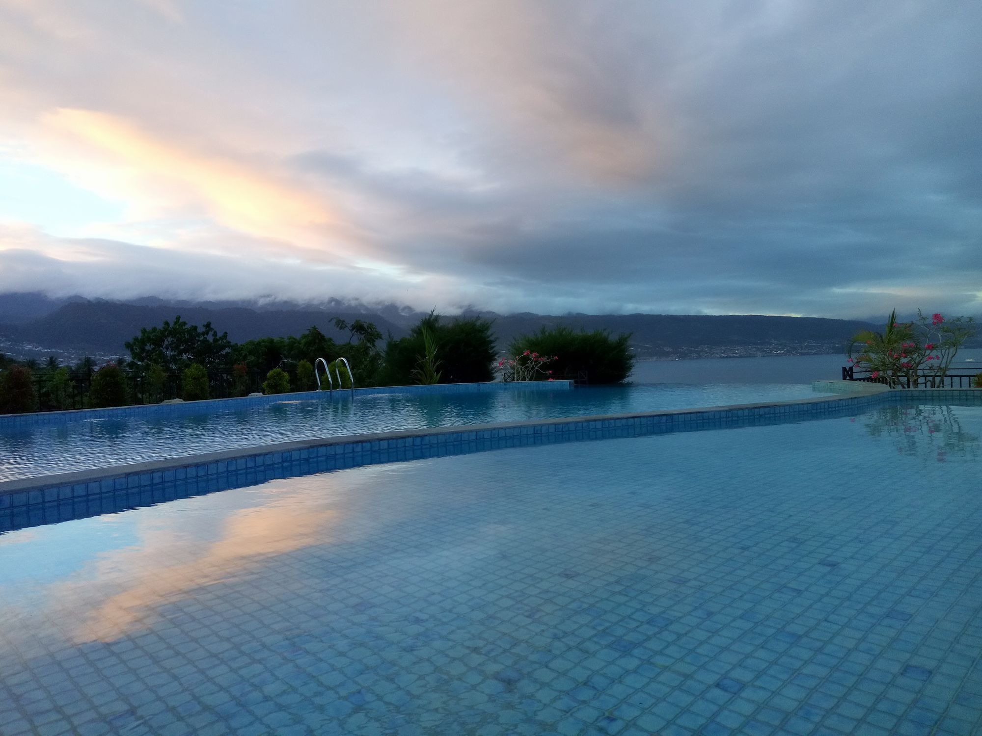 Hotel Santika Luwuk - Sulawesi Tengah Buitenkant foto